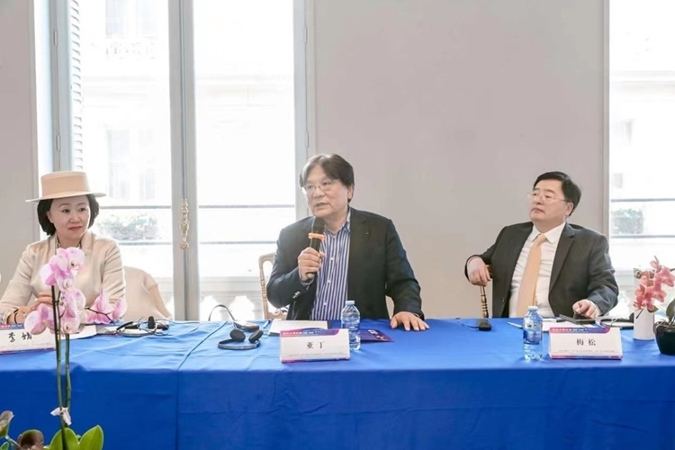 法中交流促進(jìn)會會長、作家、翻譯家、法國最高榮譽(yù)騎士勛章獲得者亞丁發(fā)言（圖片：中國傳媒大學(xué)