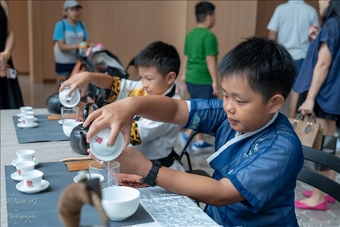 新加坡孩子們在活動現(xiàn)場體驗學(xué)習(xí)茶藝。新加坡中國文化中心供圖