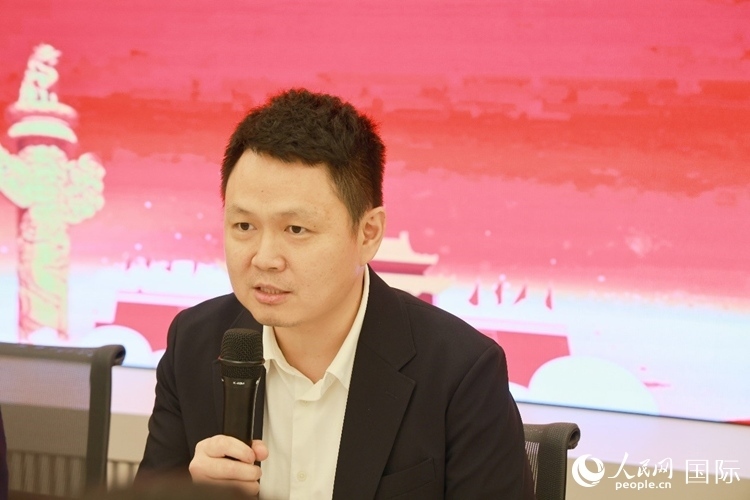 中國駐里約熱內(nèi)盧總領(lǐng)館副總領(lǐng)事王尉育在座談會(huì)上致辭。人民網(wǎng)記者 陳海琪攝