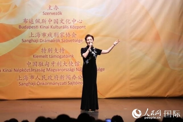 “玉蘭花開·魅力上?！弊哌M布達佩斯。葉辰亮攝