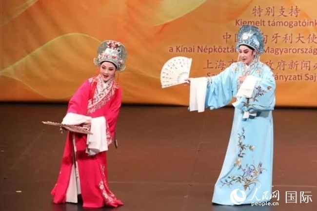 “玉蘭花開·魅力上?！弊哌M布達佩斯。葉辰亮攝