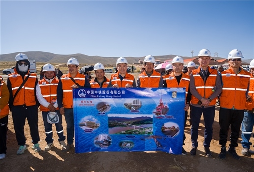 奧魯羅公路項(xiàng)目開工儀式現(xiàn)場，中國中鐵員工代表合影。中國中鐵供圖