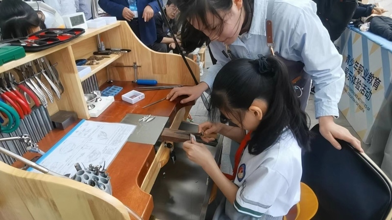 中小學生在現(xiàn)場進行職業(yè)教育體驗 人民網記者 崔競文攝