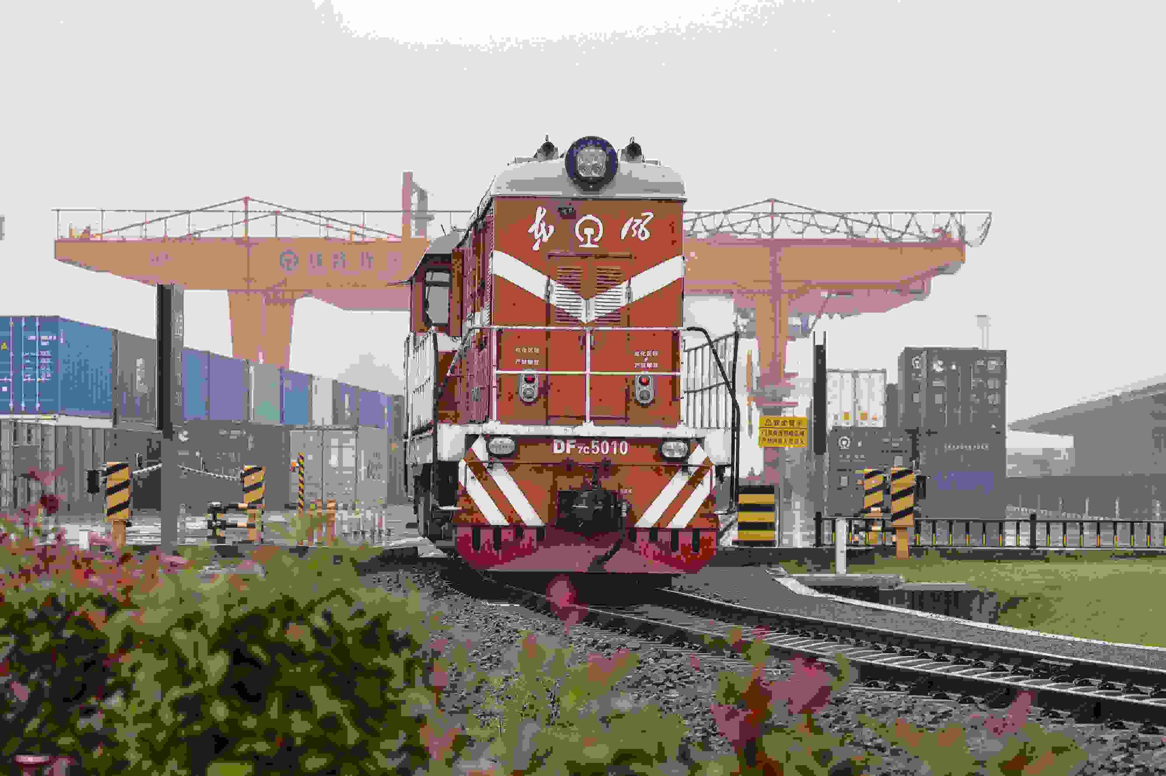 2024年5月5日，“五一”假期最后一天。在浙江省金華市金東區(qū)鐵路金華南站，一列滿載110標(biāo)箱的中歐班列緩緩啟程駛往匈牙利。