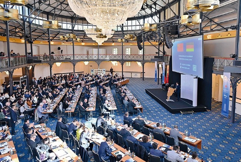 2024“投資中國”系列活動(dòng)德國專場4月5日在巴登—符滕堡州首府斯圖加特市舉行，活動(dòng)吸引德國工商界代表超300人參加。圖為當(dāng)日拍攝的活動(dòng)現(xiàn)場。 新華社記者 任鵬飛/攝