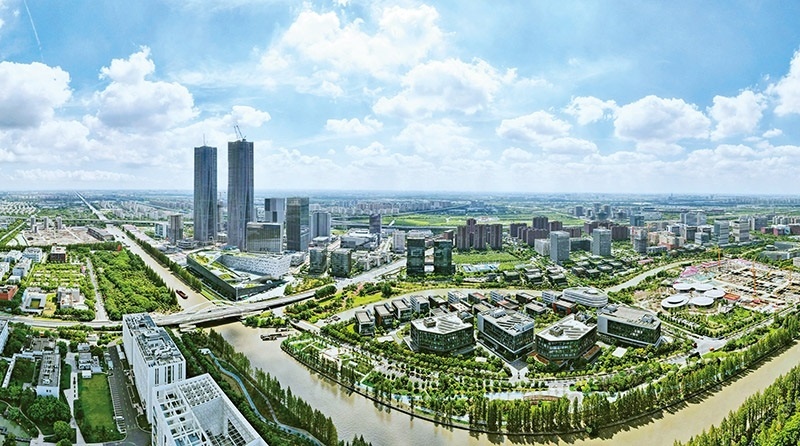 建立全國第一個(gè)國際貿(mào)易“單一窗口”，開設(shè)全國第一批自由貿(mào)易賬戶，設(shè)立全國第一家外商獨(dú)資醫(yī)院、第一家外商獨(dú)資公募基金公司、第一家外商獨(dú)資汽車制造企業(yè)……中國（上海）自由貿(mào)易試驗(yàn)區(qū)掛牌以來，誕生了若干個(gè)“全國第一”，在制造業(yè)、金融業(yè)等數(shù)十個(gè)開放領(lǐng)域，實(shí)現(xiàn)一批全國首創(chuàng)項(xiàng)目落地。圖為上海自貿(mào)區(qū)張江片區(qū)（2023年9月10日攝，無人機(jī)照片）。 新華社記者 方喆/攝