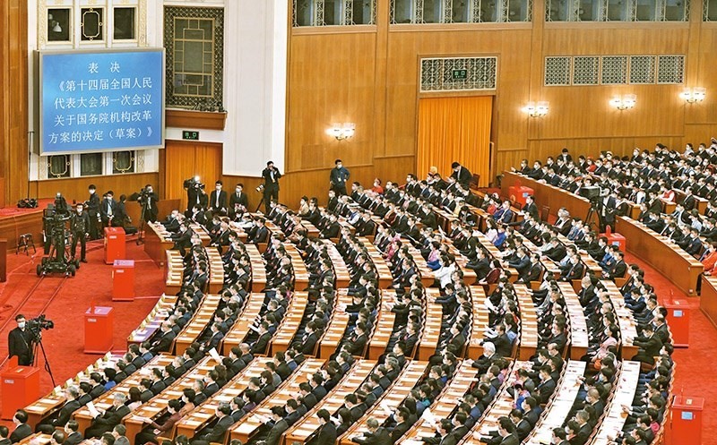 2023年3月10日，十四屆全國人大一次會(huì)議在北京人民大會(huì)堂舉行第三次全體會(huì)議，表決通過了關(guān)于國務(wù)院機(jī)構(gòu)改革方案的決定。圖為會(huì)議現(xiàn)場。 新華社記者 岳月偉/攝