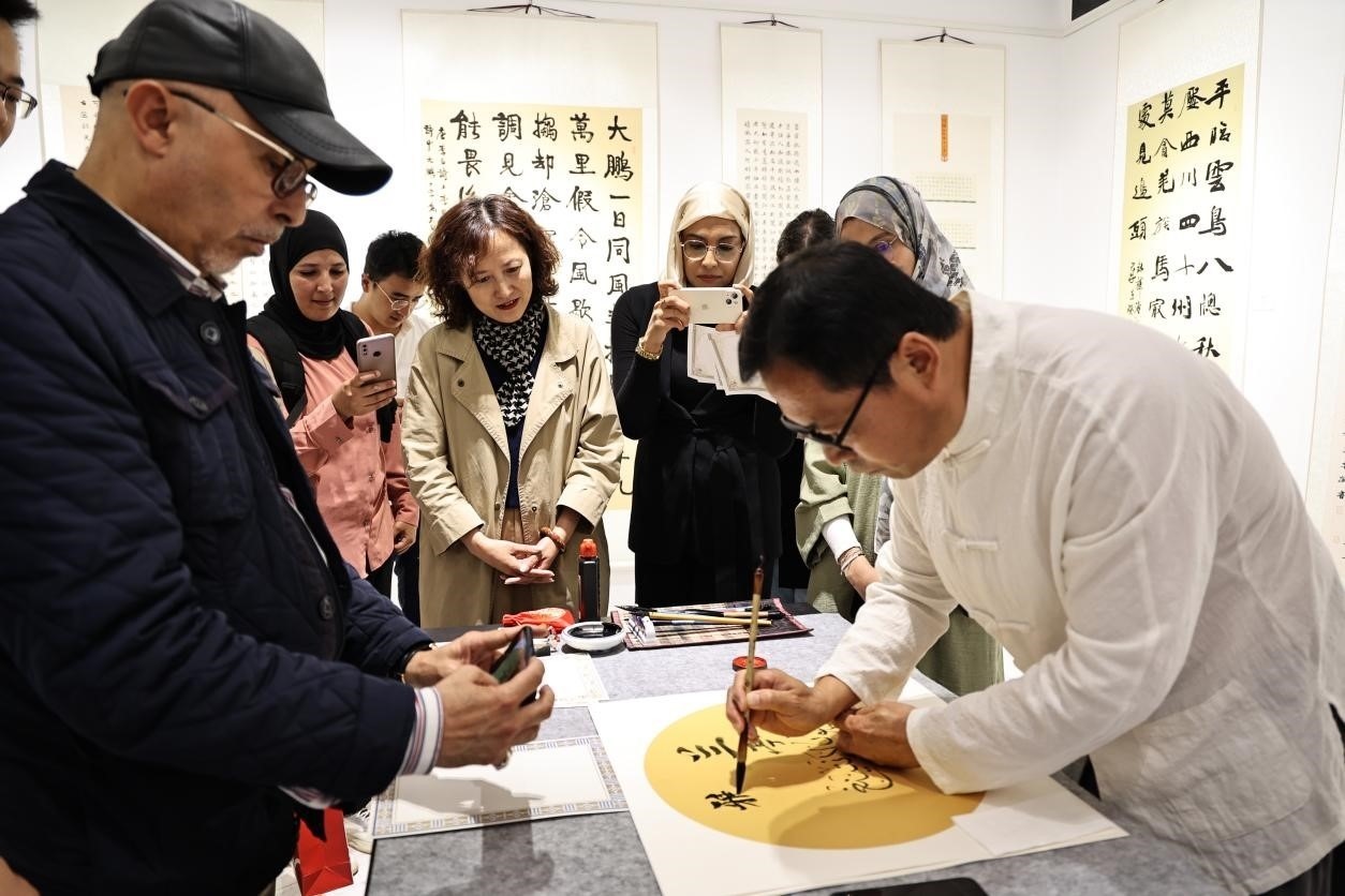 中摩書法老師在共同創(chuàng)作。拉巴特中國文化中心供圖