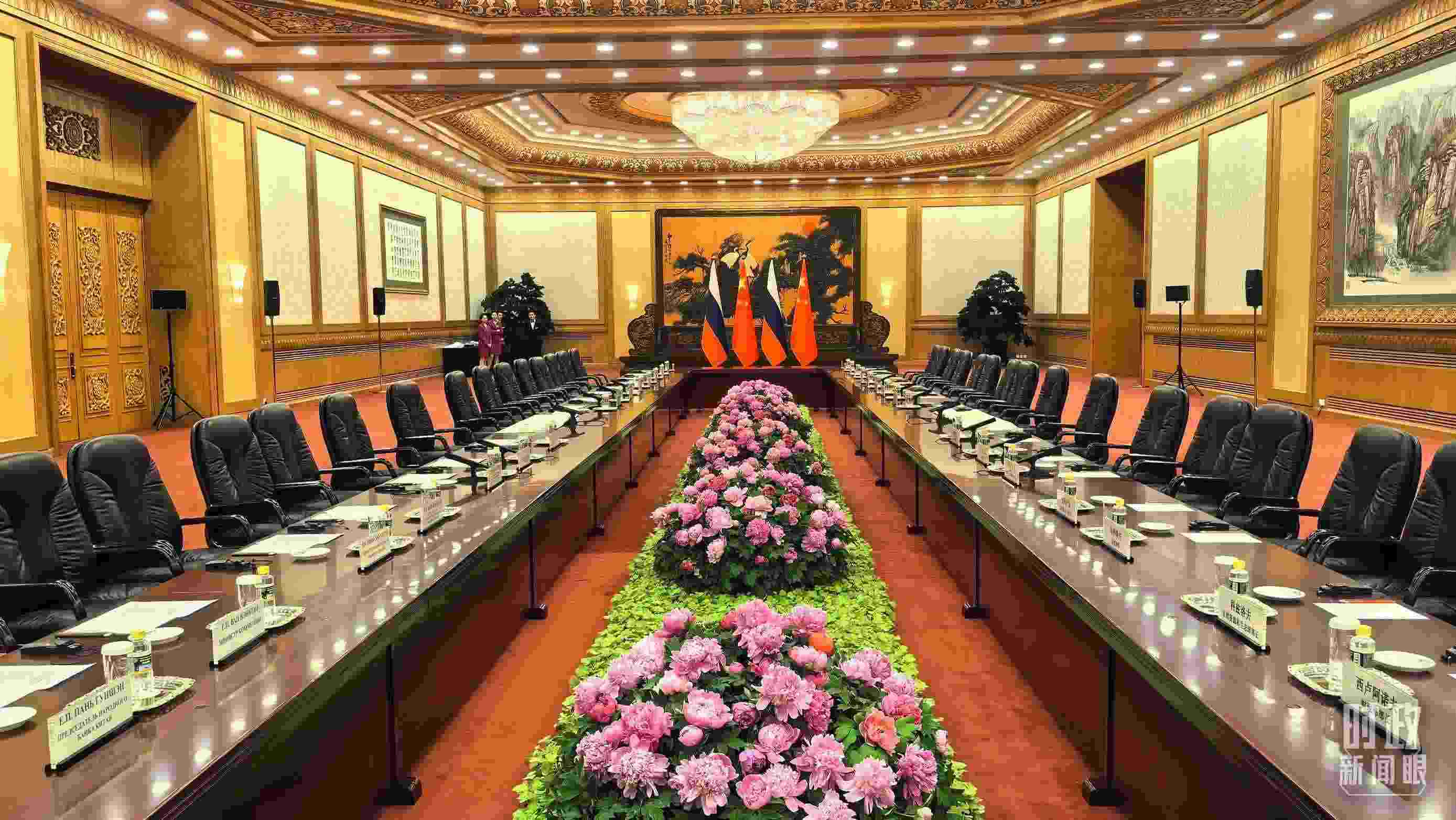 △中俄兩國元首隨后主持大范圍會談，這是會談開始前的現(xiàn)場。（總臺央視記者鄂介甫拍攝）