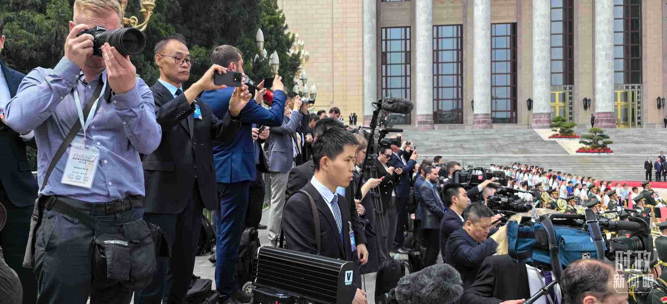 △當天參與現(xiàn)場報道的中外記者。（總臺央視記者楊波、王子杭拍攝）