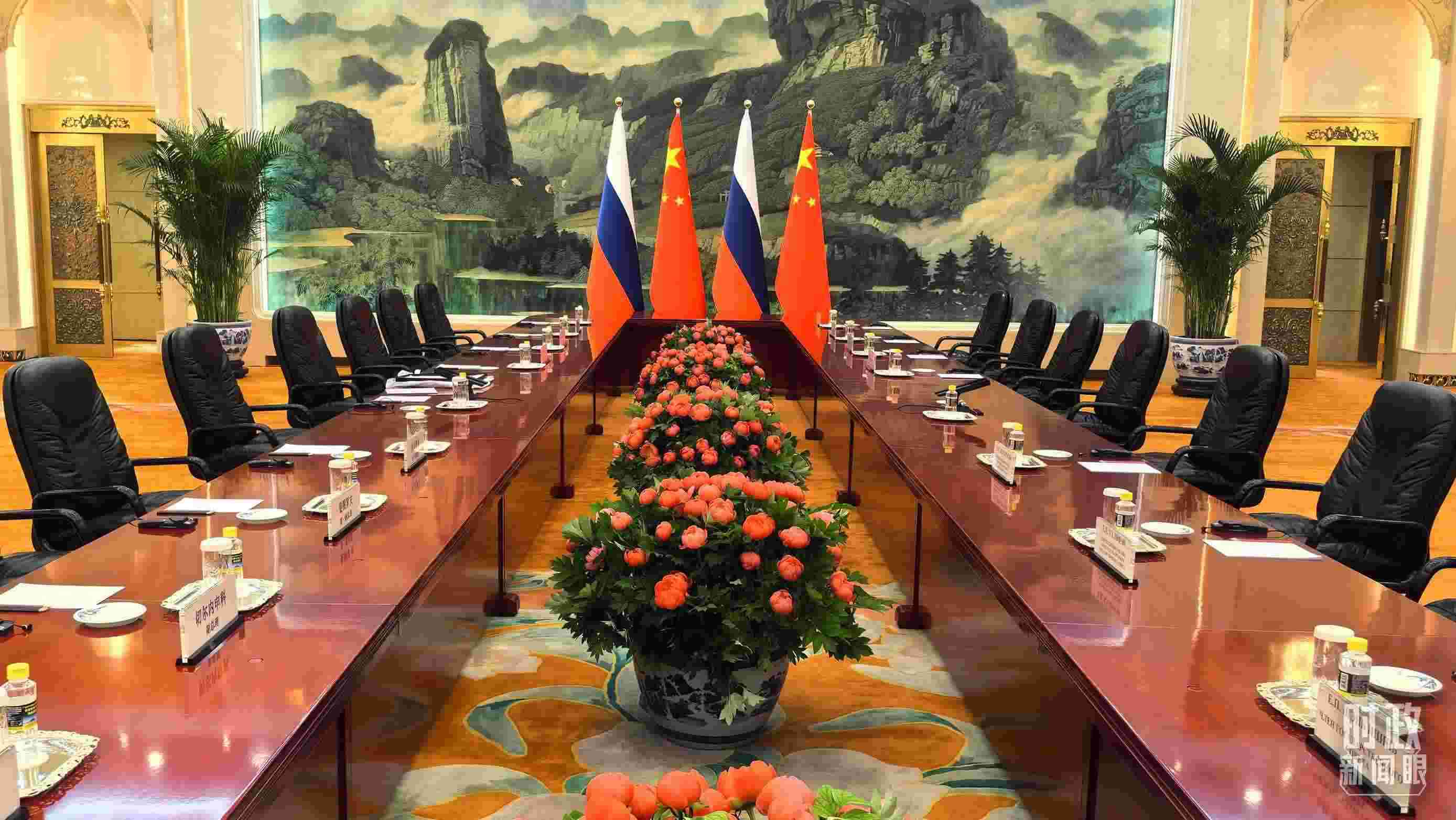 △中俄兩國元首首先舉行小范圍會談，這是會談開始前的現(xiàn)場。（總臺央視記者鄂介甫拍攝）