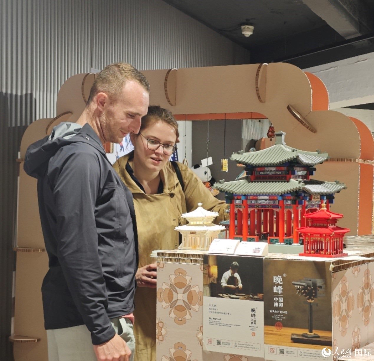 英國觀眾在欣賞中國傳統(tǒng)榫卯結(jié)構(gòu)建筑模型。邢雪攝