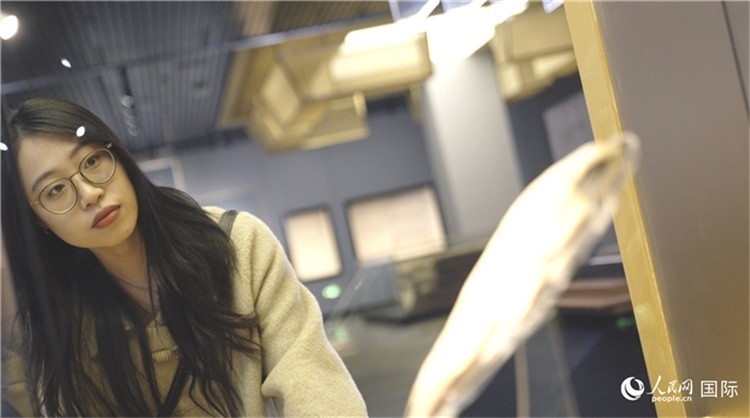 尹怡然在殷墟博物館新館參觀。人民網記者 劉寧攝