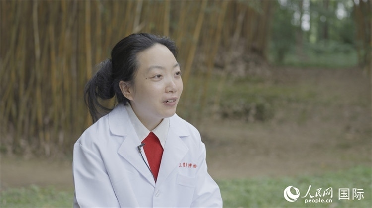 三星堆博物館文物修復師謝麗接受人民網(wǎng)采訪。人民網(wǎng)記者 張榮攝