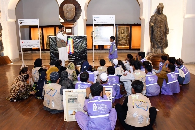 志愿者在博物館給孩子們開展互動講解。“犍陀羅守護(hù)人”供圖