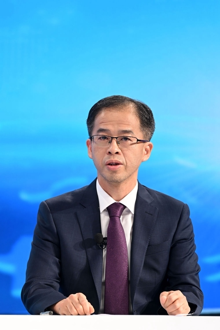 商務(wù)部政研室副主任丁維順在“中國經(jīng)濟(jì)圓桌會(huì)”錄制現(xiàn)場(chǎng)交流發(fā)言。新華社記者 金良快 攝