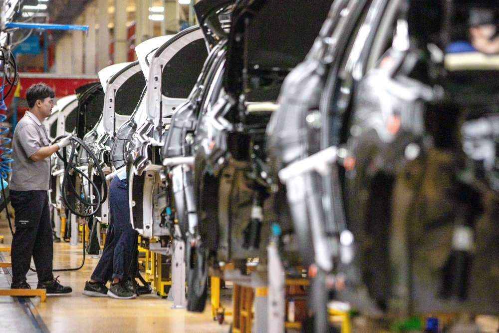 2023年9月7日，在位于泰國春武里府的上汽正大公司汽車工廠，工人在生產(chǎn)車間內(nèi)工作。新華社記者 王騰 攝