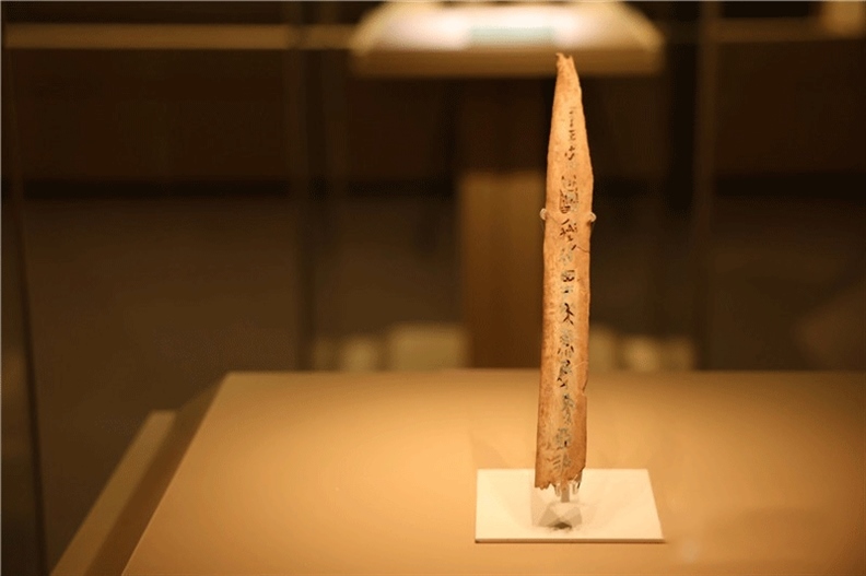 △殷墟博物館新館中展有我國博物館現(xiàn)存唯一一件文字鑲嵌綠松石甲骨。