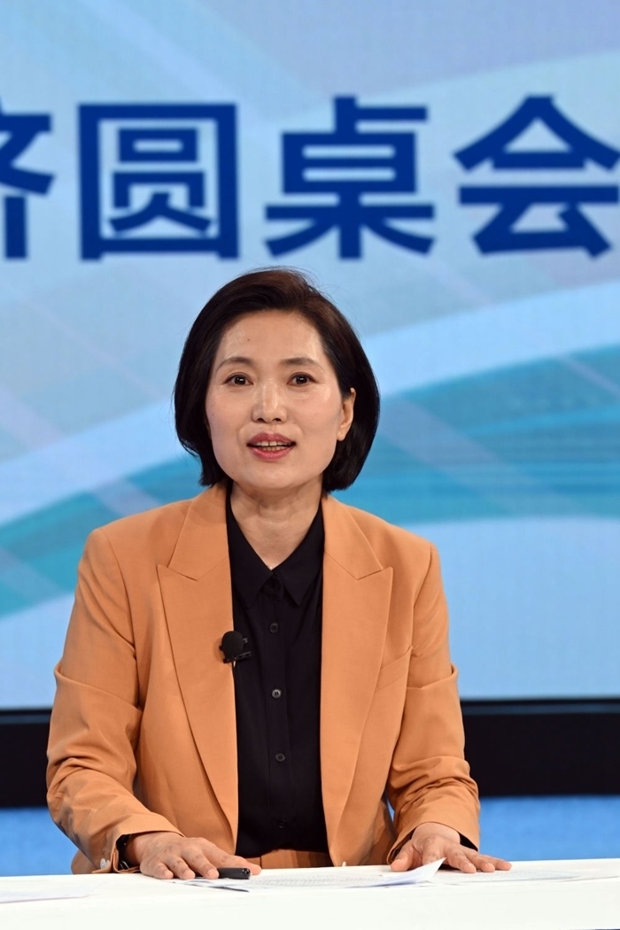 中國宏觀經(jīng)濟(jì)研究院對(duì)外經(jīng)濟(jì)研究所研究員曲鳳杰在“中國經(jīng)濟(jì)圓桌會(huì)”錄制現(xiàn)場(chǎng)交流發(fā)言。新華社記者 金良快 攝