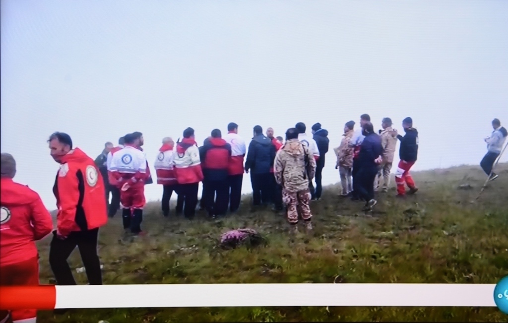 據(jù)伊朗邁赫爾通訊社5月20日報道，伊朗總統(tǒng)萊希在直升機(jī)事故中遇難。這是5月20日拍攝的伊朗國家電視臺播放的救援人員抵達(dá)事故現(xiàn)場的畫面。 新華社記者 沙達(dá)提 攝