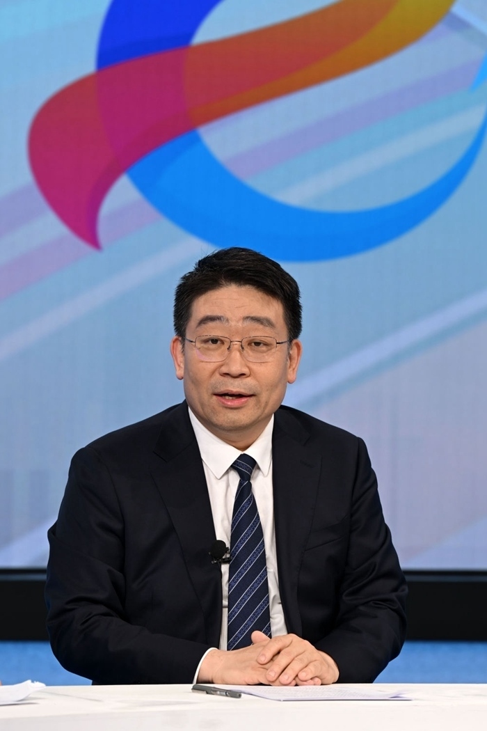 國家發(fā)展改革委產(chǎn)業(yè)司副司長霍福鵬在“中國經(jīng)濟(jì)圓桌會(huì)”錄制現(xiàn)場(chǎng)交流發(fā)言。新華社記者 金良快 攝