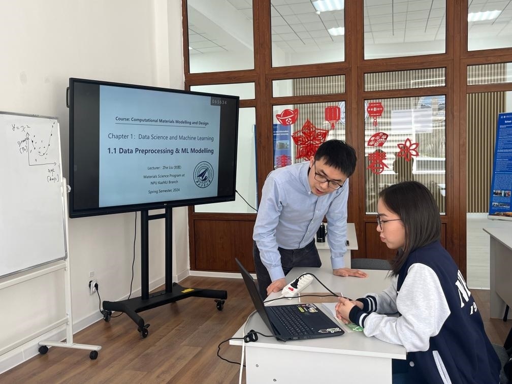 2024年4月，西北工業(yè)大學材料學院劉哲教授在西北工業(yè)大學哈薩克斯坦分校授課。（西北工業(yè)大學供圖）