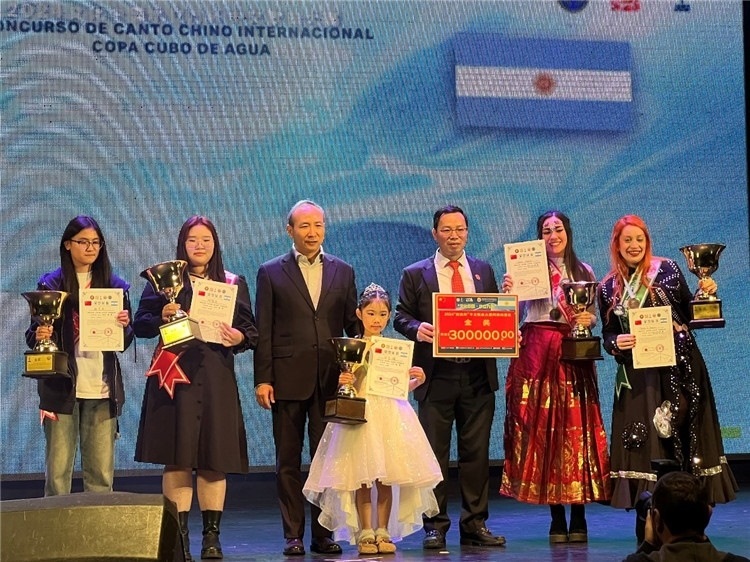 圖為中國(guó)駐阿根廷大使王衛(wèi)、阿根廷華文教育基金會(huì)會(huì)長(zhǎng)劉芳勇為五名“金獎(jiǎng)”選手頒獎(jiǎng)（阿根廷拉普拉塔國(guó)立大學(xué)孔子學(xué)院供圖）