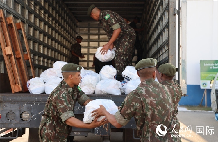 里約加利昂空軍基地，軍人在將捐贈物資裝車。人民網(wǎng)記者 時元皓攝