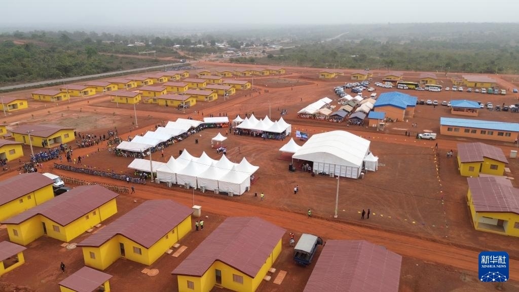 這是2023年12月16日在科特迪瓦北部城鎮(zhèn)費(fèi)爾凱塞杜古以北拍攝的旱港移民新村（無人機(jī)照片）。新華社發(fā)（中成股份科特迪瓦分公司供圖）