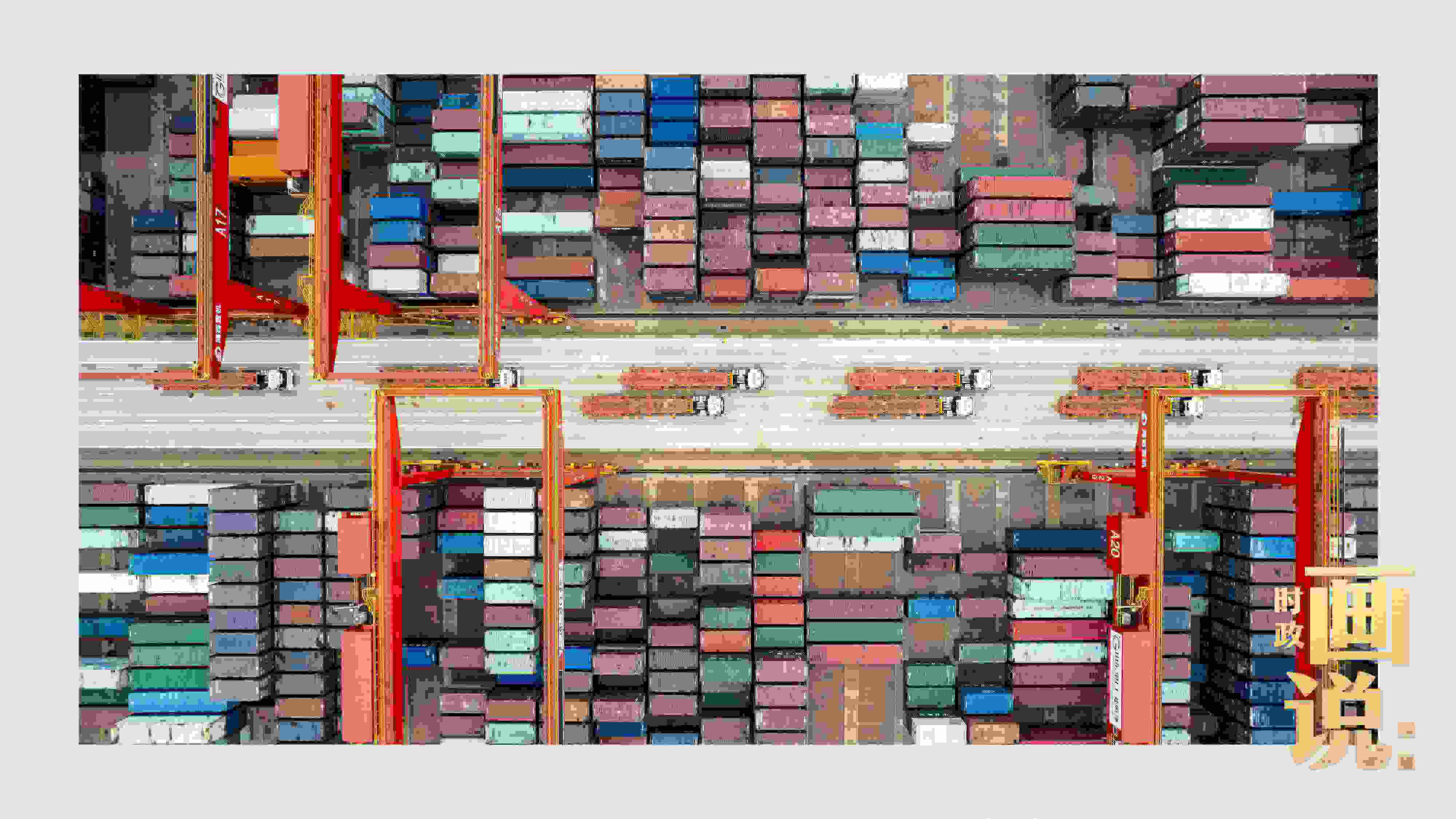 △相比于傳統(tǒng)碼頭，智慧、綠色的全自動化集裝箱碼頭單機效率可提升50%，綜合成本降低70％，人力成本下降80%，每年可削減碳排放9720噸。