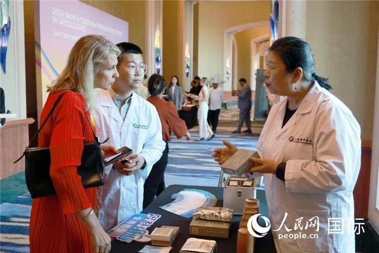 三亞市中醫(yī)院代表向來賓介紹中醫(yī)。人民網(wǎng)記者管克江攝
