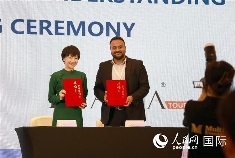 三亞與迪拜當(dāng)?shù)芈眯猩绾炇鸷献鲄f(xié)議。人民網(wǎng)記者管克江攝