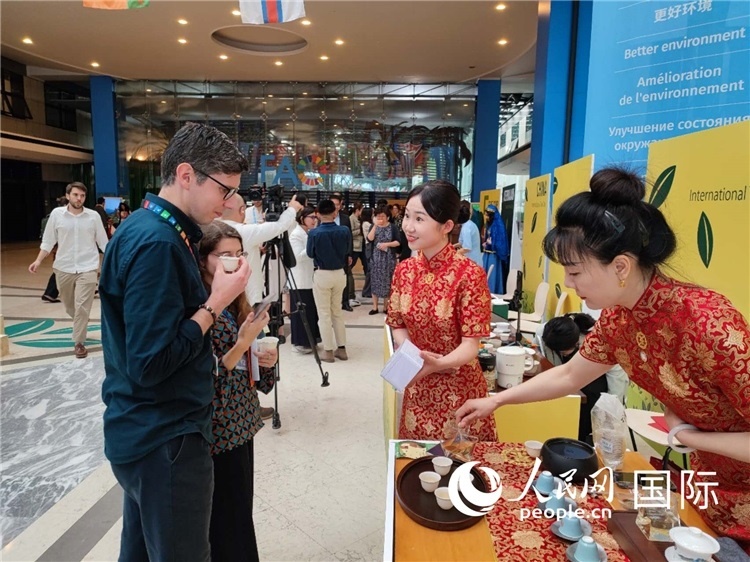 與會嘉賓在中國展臺品茶。 人民網(wǎng)記者 謝亞宏攝