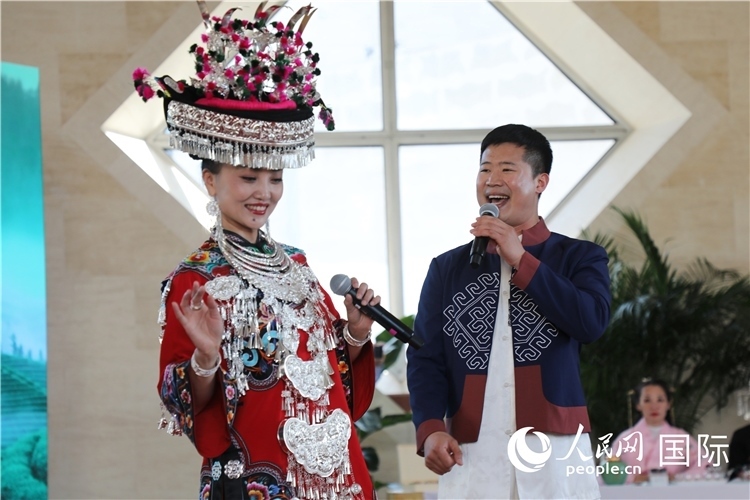 2、來自湖北的歌唱家演唱民族歌曲。 人民網(wǎng)記者 李志偉攝