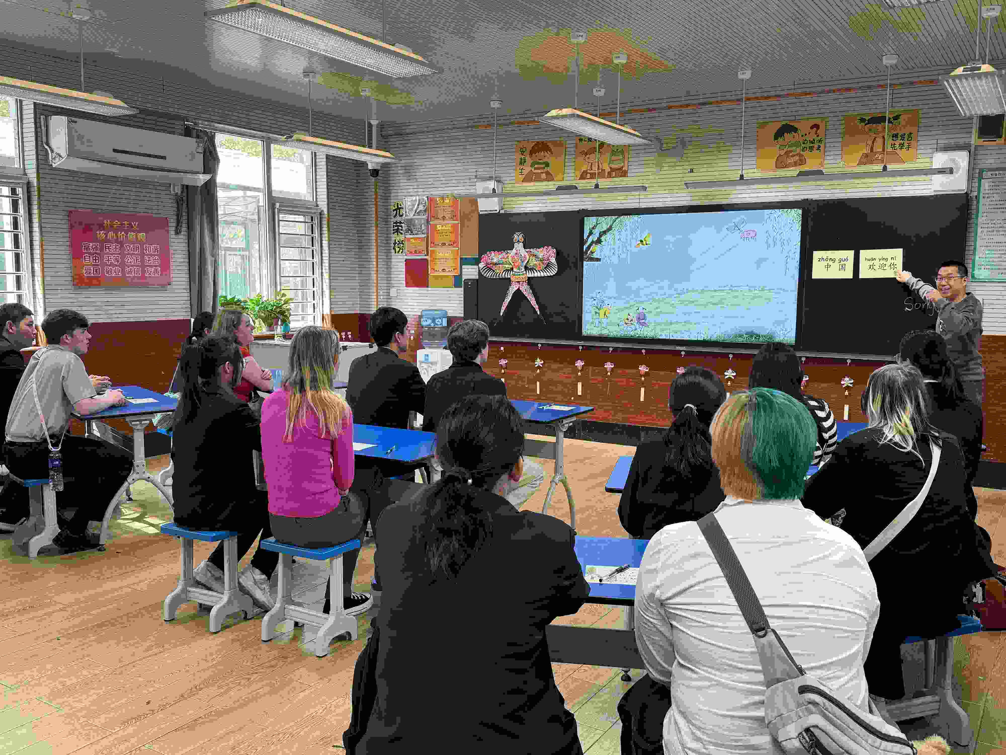 2024年4月20日，美國艾奧瓦州馬斯卡廷高中“友誼傳承”研學(xué)團(tuán)來到石家莊外國語學(xué)校，中美學(xué)生同上一節(jié)中文課。