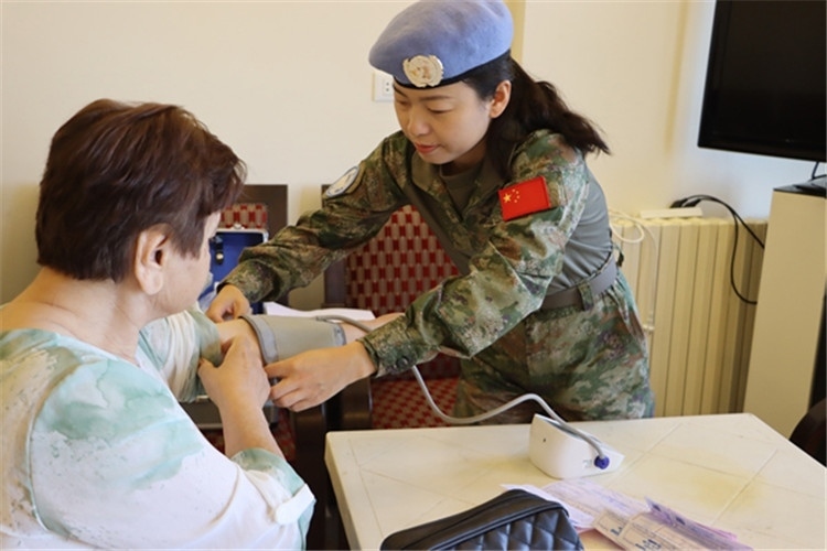 【1】 醫(yī)療分隊(duì)隊(duì)員為當(dāng)?shù)鼗颊邷y(cè)量血壓。曾德樂(lè)攝