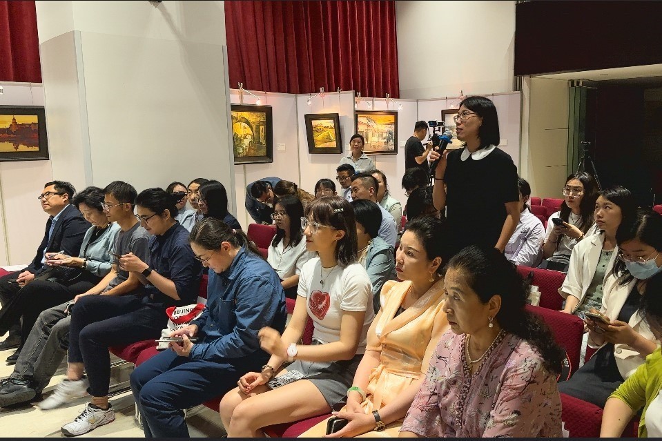 參會記者現(xiàn)場提問。