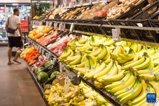 5月24日，顧客在德國(guó)柏林一家超市購(gòu)物。新華社記者 任鵬飛 攝