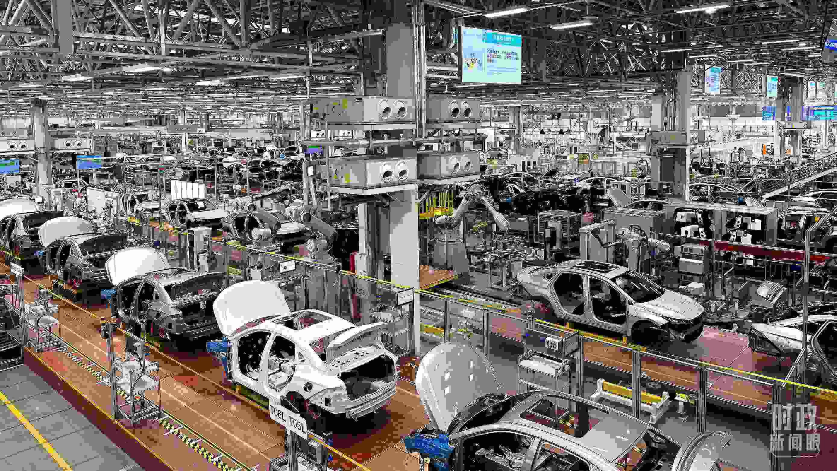廣州廣汽埃安總裝車間智能生產(chǎn)線。2023年4月，習(xí)近平曾到這里考察。（總臺(tái)央視記者趙化拍攝）