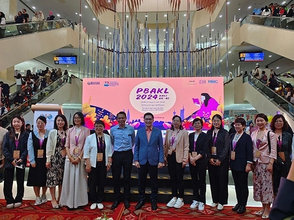 5月24日，在吉隆坡國際書展期間舉辦的中馬贈書儀式。中國圖書進出口（集團）有限公司供圖