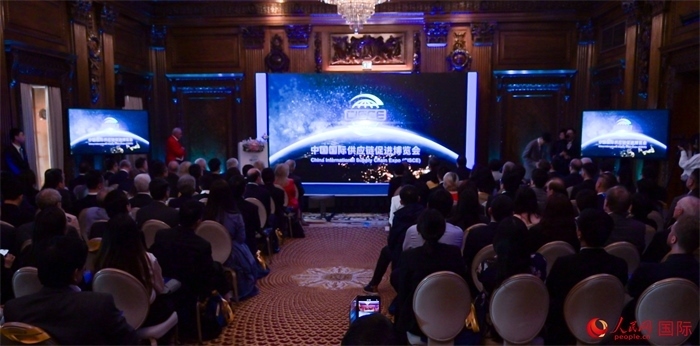 現(xiàn)場播放第二屆中國國際供應(yīng)鏈促進(jìn)博覽會宣傳片。人民網(wǎng) 郭錦標(biāo)攝