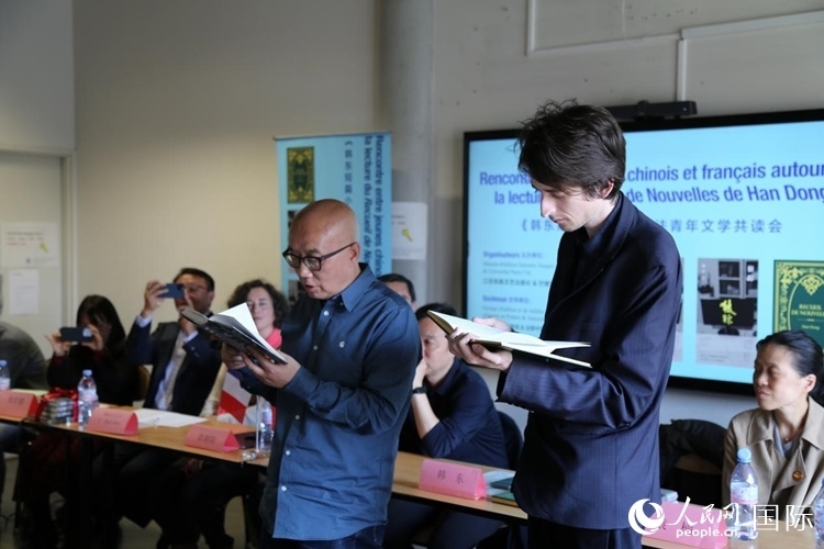 法國(guó)學(xué)子與作家韓東共讀小說(shuō)選段。人民網(wǎng)記者 于超凡攝