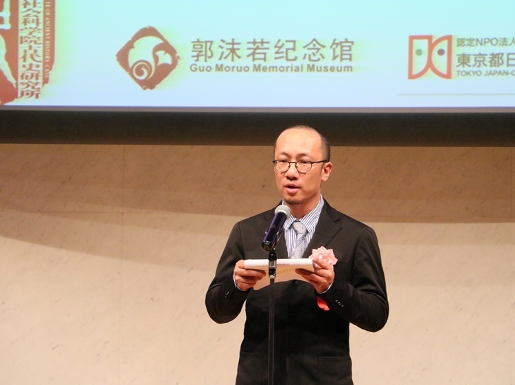 郭沫若紀念館副館長梁雪松代讀致辭。人民網(wǎng) 許可攝