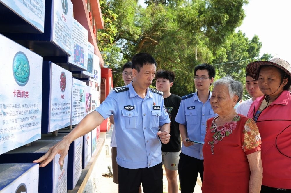 2023年6月4日，在廈門(mén)市翔安區(qū)大宅社區(qū)，民警向社區(qū)群眾介紹毒品的性質(zhì)、種類(lèi)、危害及防范措施。新華社記者 魏培全 攝