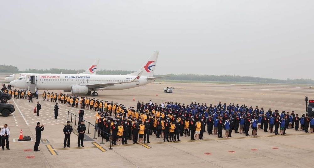 2024年4月13日，在湖北武漢天河國(guó)際機(jī)場(chǎng)，中國(guó)籍涉賭詐違法犯罪嫌疑人被我公安機(jī)關(guān)從柬埔寨押解回國(guó)。新華社記者 殷剛 攝