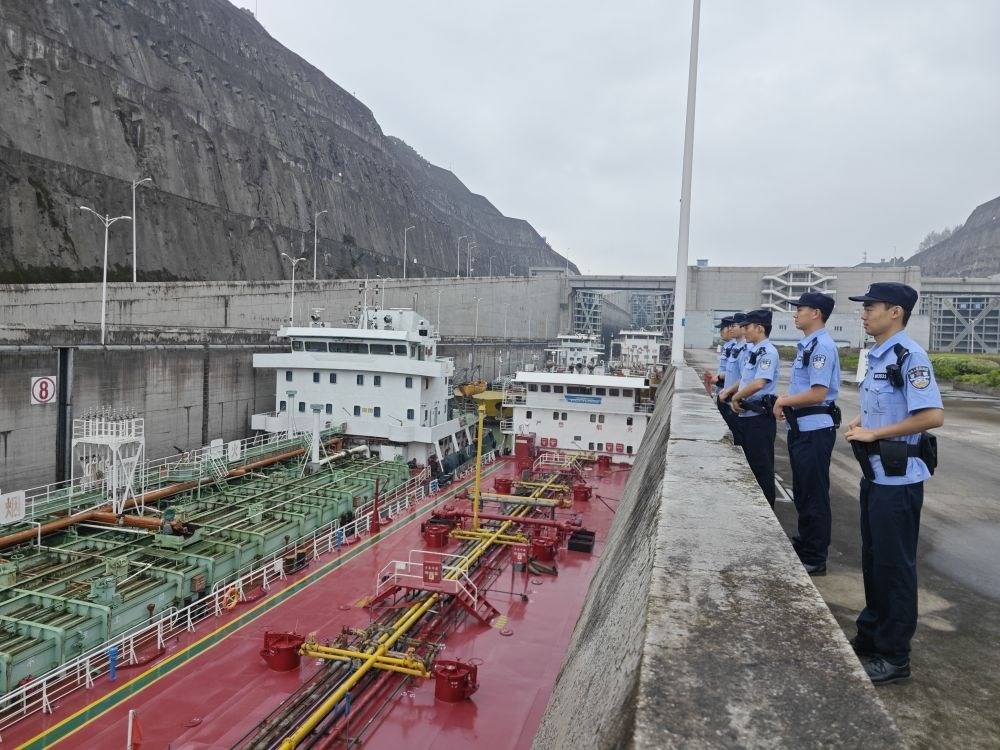 2023年9月29日，長(zhǎng)江航運(yùn)公安局宜昌分局三峽船閘派出所民警在三峽大壩五級(jí)船閘執(zhí)勤。新華社發(fā)（李孟 攝）