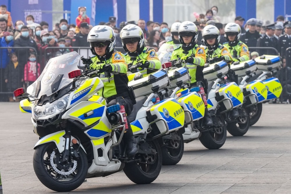 2024年1月6日，南京交警在警營(yíng)開(kāi)放周活動(dòng)現(xiàn)場(chǎng)進(jìn)行警務(wù)技能表演。新華社記者 李博 攝