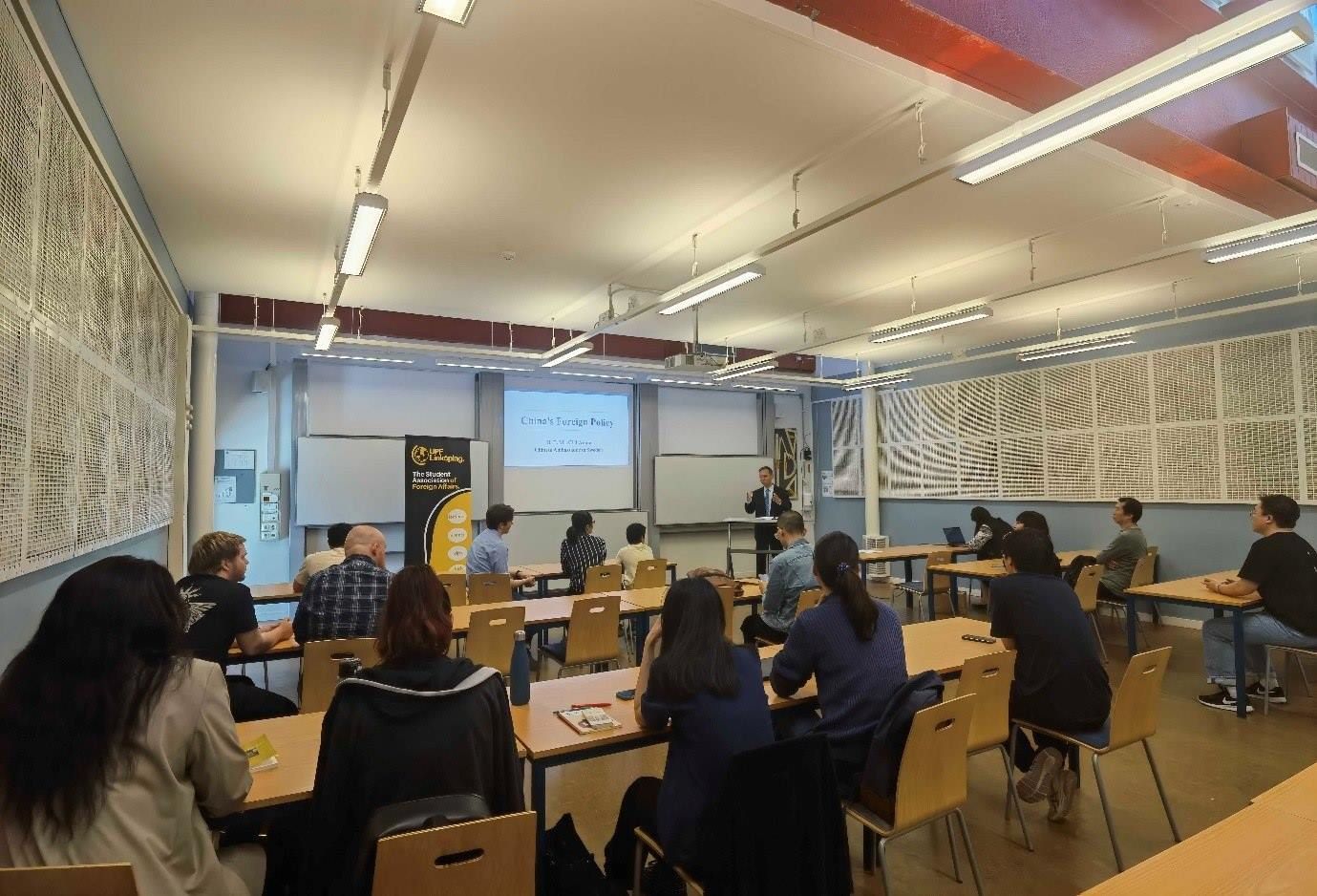 中國駐瑞典大使崔愛民與同學們互動并回答問題。中國駐瑞典大使館供圖