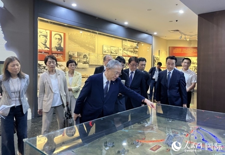 創(chuàng)價學(xué)會會長原田稔（中）與青年代表團(tuán)成員訪問中國人民抗日戰(zhàn)爭紀(jì)念館。人民網(wǎng)記者 陳思攝