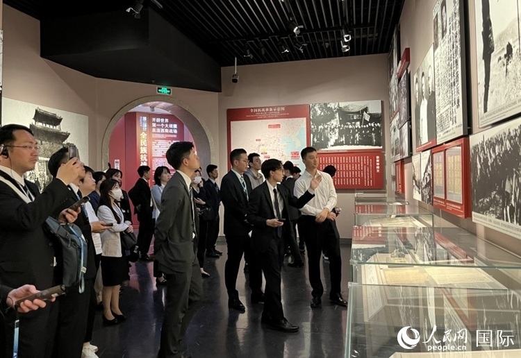 創(chuàng)價學(xué)會青年代表團(tuán)成員在中國人民抗日戰(zhàn)爭紀(jì)念館參觀。人民網(wǎng)記者 陳思攝